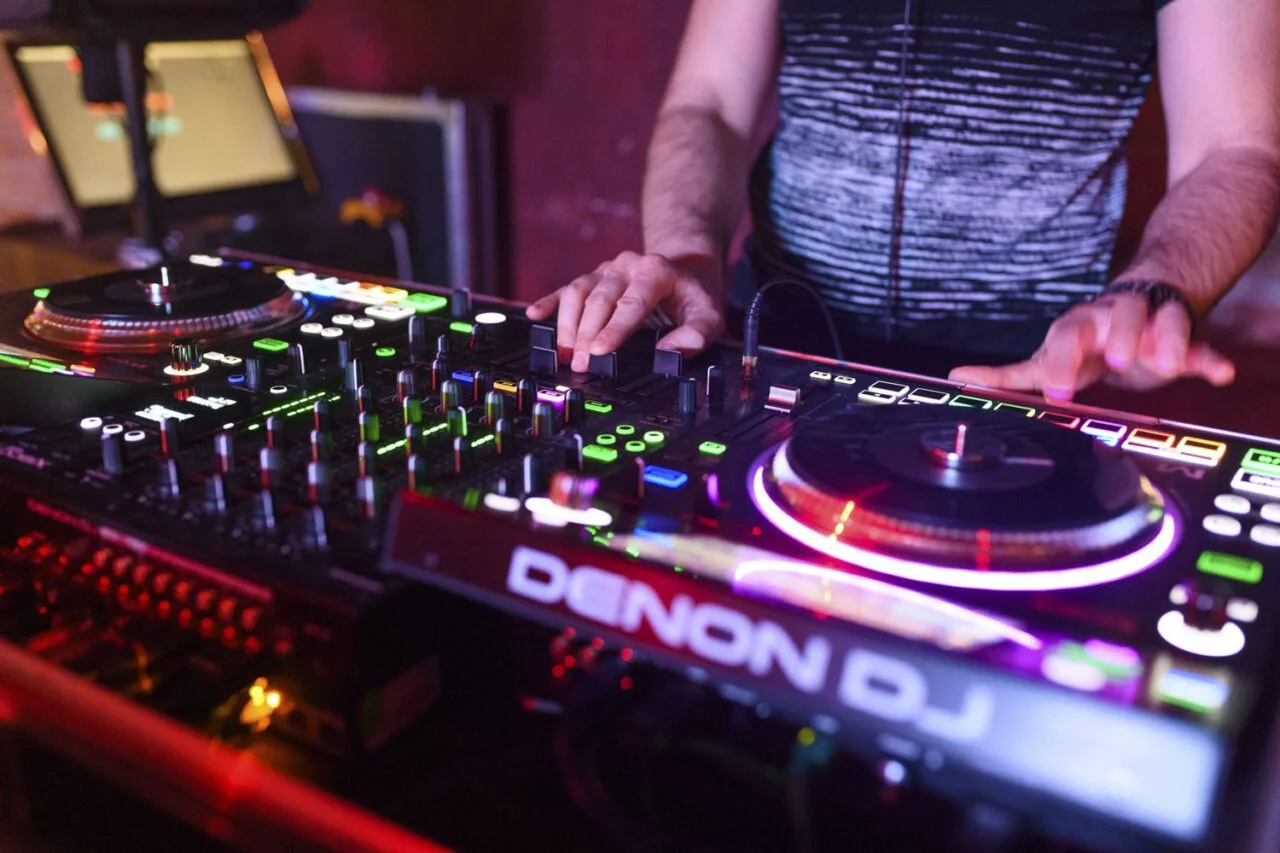DJ technika během klubového setu