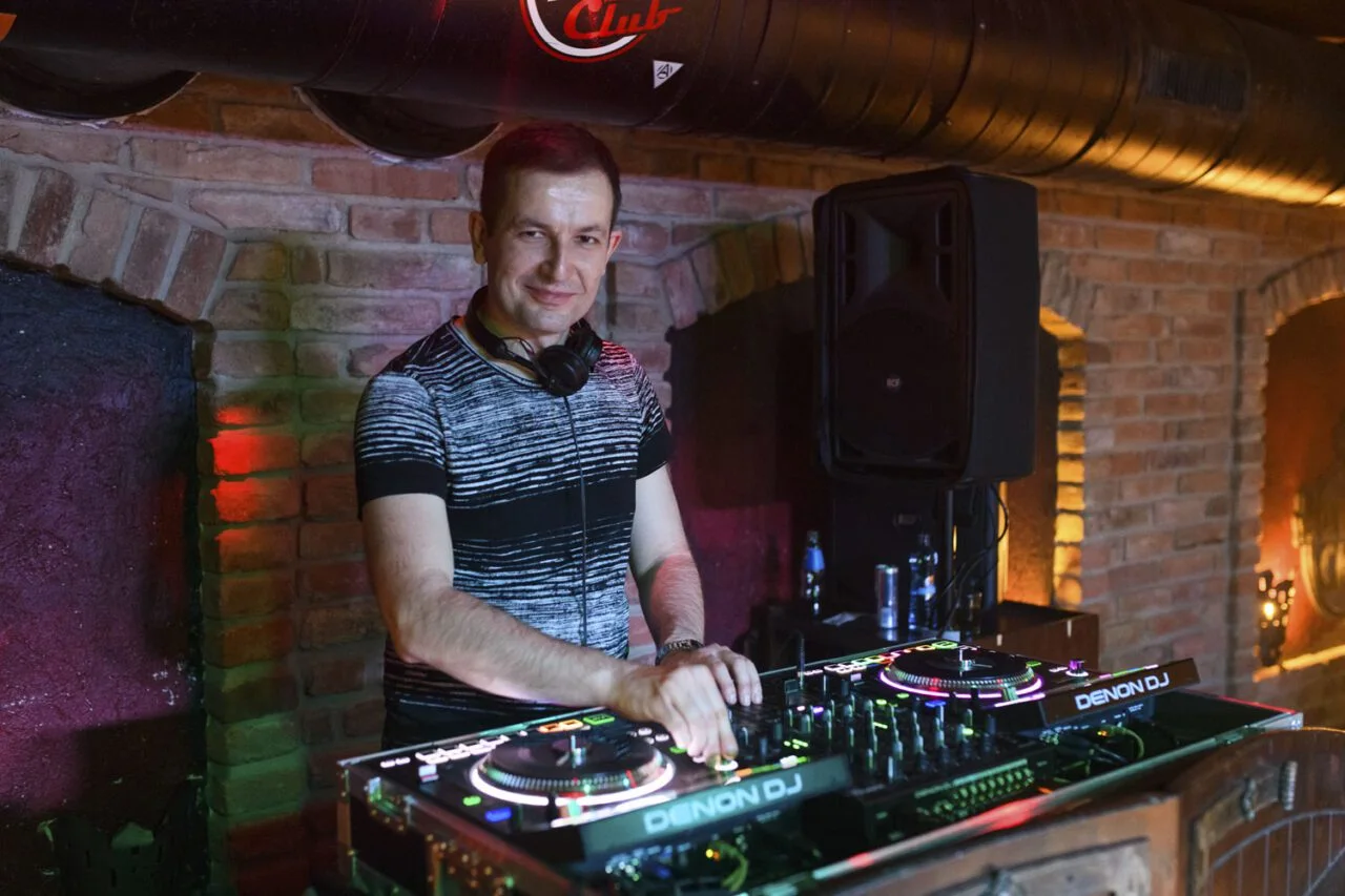 DJ PMC za mixážním pultem v klubu