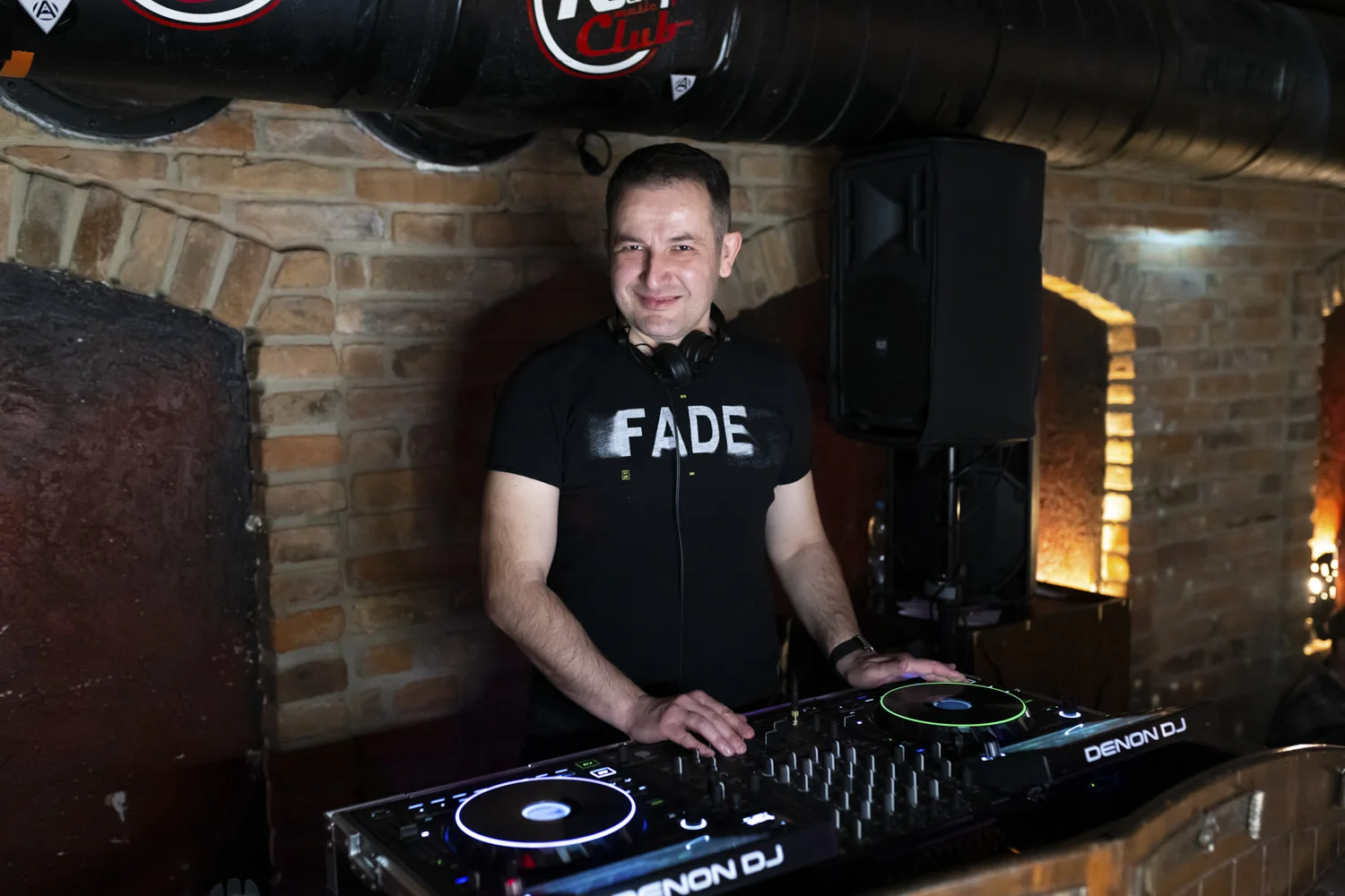 DJ PMC za mixážním pultem