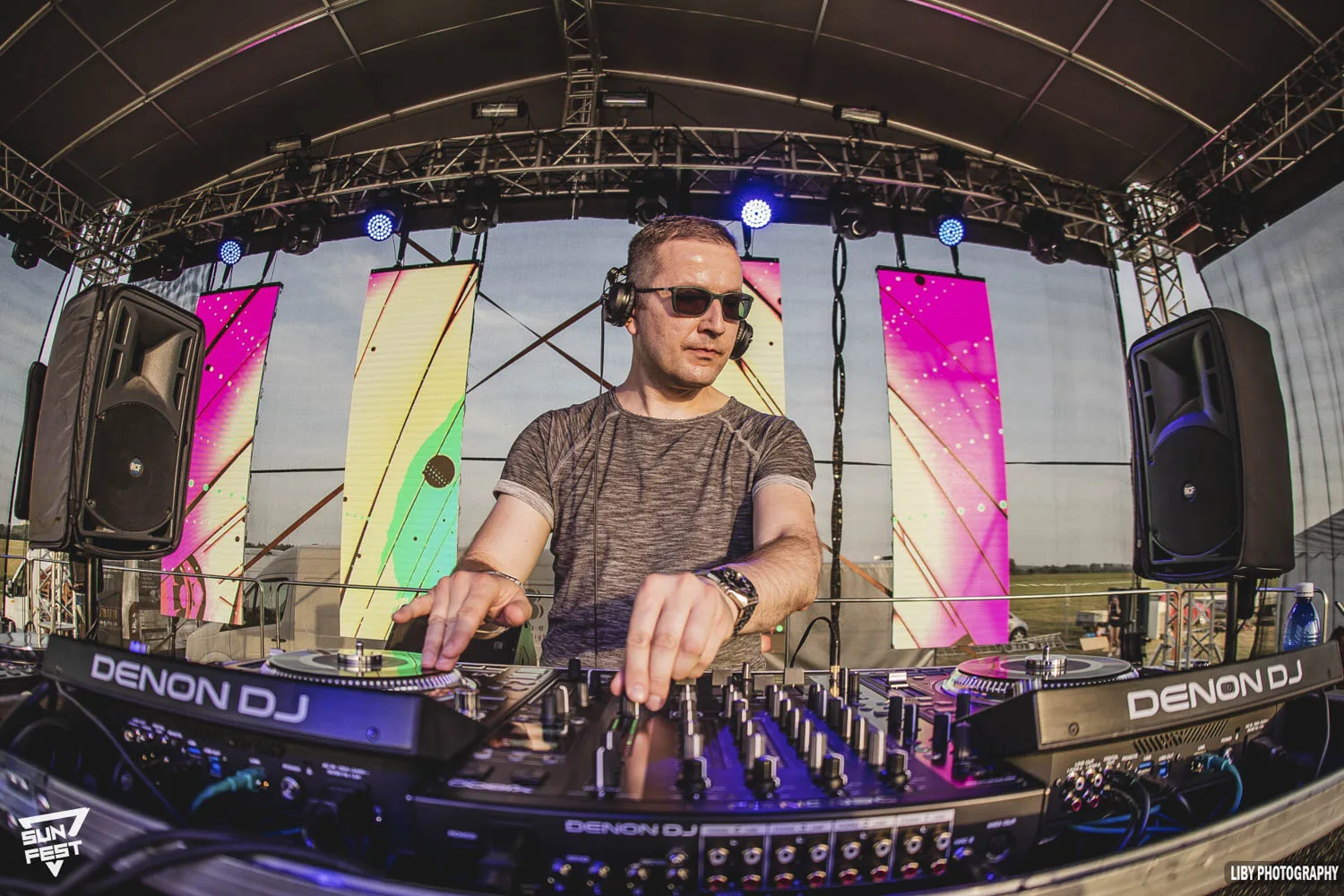 DJ PMC během venkovního vystoupení