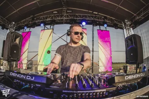 DJ PMC během klubového setu